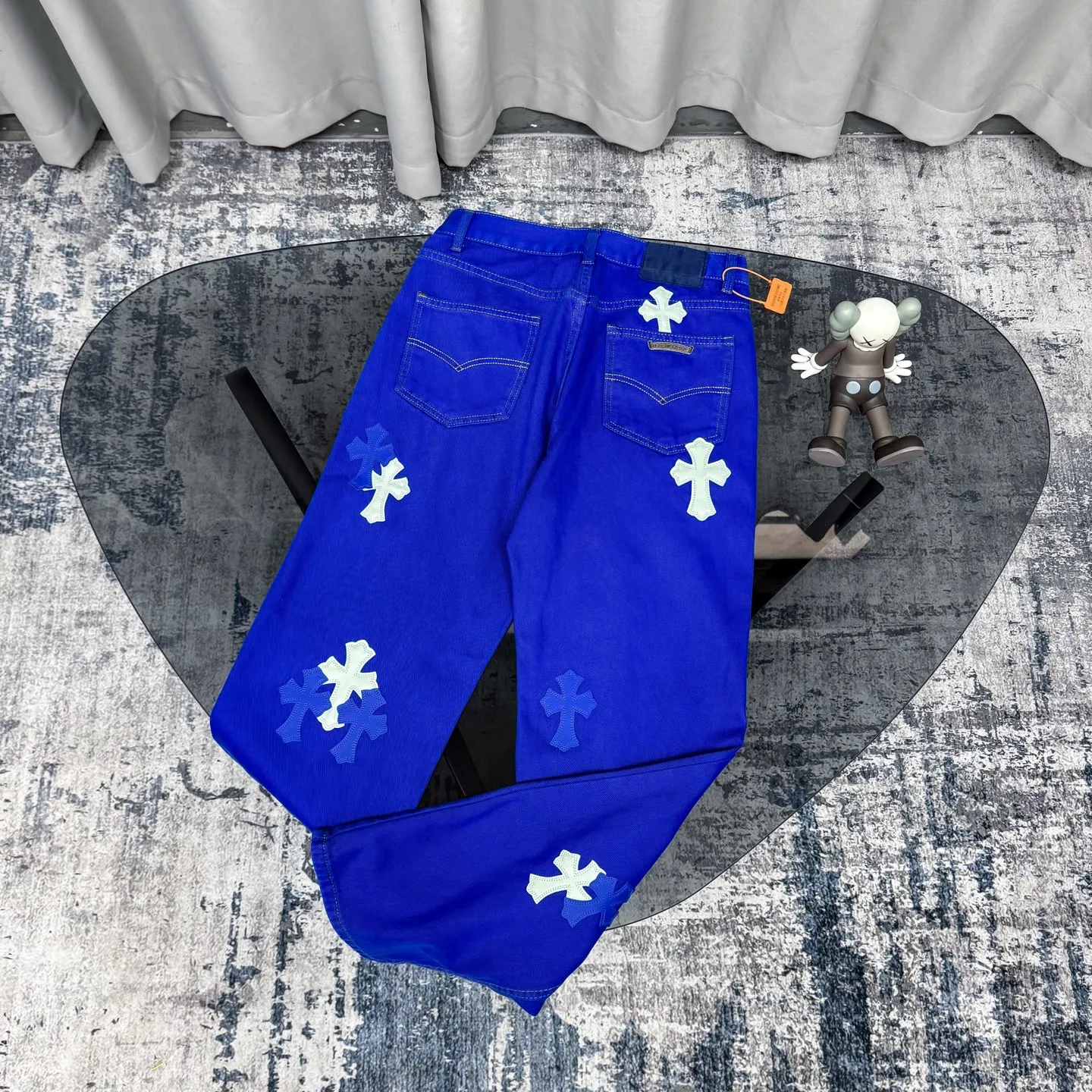 P260 Chrome hearts｜ch Chrome hearts London limited dopamine blue leather jeans, counter price 22W level, patchwork cross pattern embellishment, washed jeans! ! An absolutely high-end luxury product, a 1.9W-level god-level single product, a super popular product, made by top heavy industry, a magic weapon that cannot be missed! [About Zangyin] This is an extremely luxurious fashion brand that can also be called the aristocracy of the high street. It has always been an exclusive brand for some hipsters or rich second generations. Compared with ordinary high streets, it is more luxurious and noble. Compared with luxury brands, it is more fashionable and individual. It has always been a brand that I have a special liking for. [Top heavy industry fashion design] Consistently high-street luxury style. Speaking of this style, the Zangyin family and GU family are definitely the leading representative brands. Especially the Zangyin family has really achieved a state-of-the-art effect in creating high-street style. The unique washed material is used to create this style. The color system is already quite eye-catching. After it is decorated with patchwork cross flowers, it cleverly highlights the charm of the brand. Secondly, this style uses classic The high-waist cutting design highlights the long legs and fashionable temperament of the upper body. The brand is highly recognizable and the slim fit configuration is more suitable for daily wear. It is a product that interprets personality, fashion, and specifications at a glance. This single product is enough to make any fan excited. It can be a white T-shirt for a youthful college style, or a tight suspender for a royal style. It has strong matching ability and can be easily controlled by men.  [Materials and craftsmanship] Needless to say, this point goes without saying. As an excellent craftsman brand, Zangyin’s requirements for details and craftsmanship are really perfect. The washed color of this model has gone through so many processes, not to mention the embellishment of denim appliques. It is also purely hand-made and sewn. Just like what they believe in, only hand-made things have soul and have the meaning of wear. A top-notch heavy-duty fashionable denim item, I look forward to your perfect interpretation! !   Color: Dark blue Size: S-XL (28 30 32 34) Pants length: 101/103/105/107 Waist: 78/82/86/90 Recommended height: 170/175/180/185 Recommended weight: 120/140/160/180